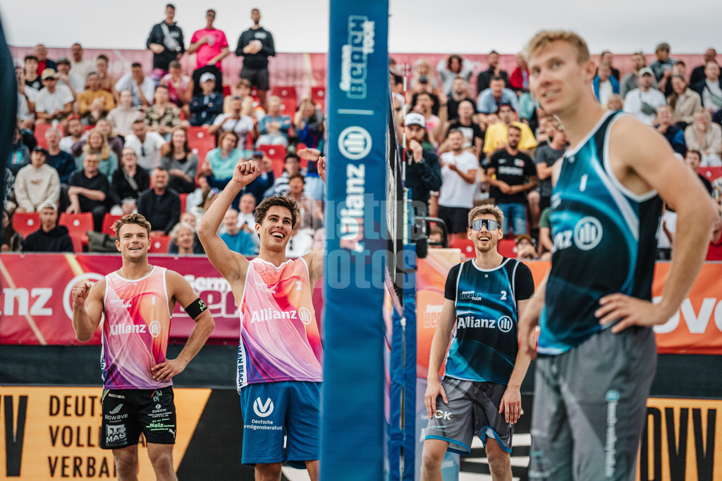Beachvolleyball | Männer | Allianz German Beach Tour 2024 | Tourstop Kühlungsborn 2 | 17.08.2024 | v.l. Daniel Kirchner, Lui Wüst, Milan Sievers und Jonas Reinhardt warten auf die Challenge