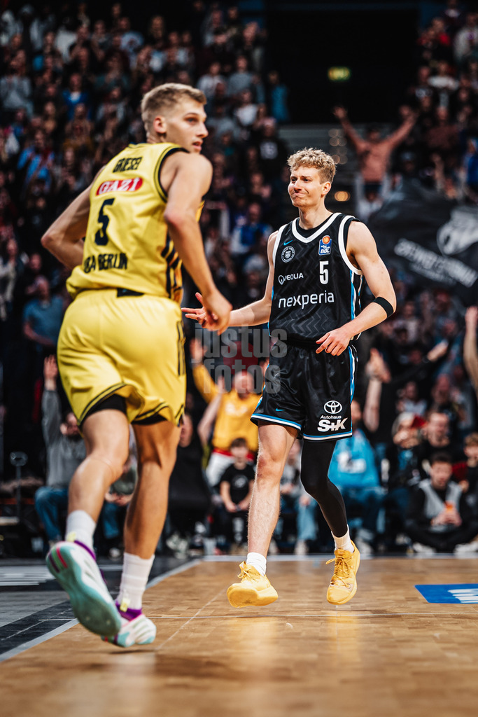Basketball | Männer | Saison 2025/2026 | easyCredit Basketball Bundesliga | Veolia Towers Hamburg vs. ALBA BERLIN | 14.12.2025 | Jubel Zsombor Maronka (#5, Veolia Towers Hamburg)