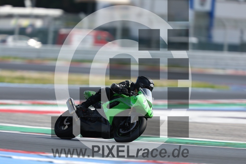 0117-20260403_03862 | Schöne Erinnerungen an spannende Momente - das festzuhalten ist unser Job. PIXELrace.de ist seit 2003 auf den Rennstrecken Europas unterwegs um die Action draußen beim Fahren und die wunderbare Stimmung imm Fahrerlager für euch einzufangen.