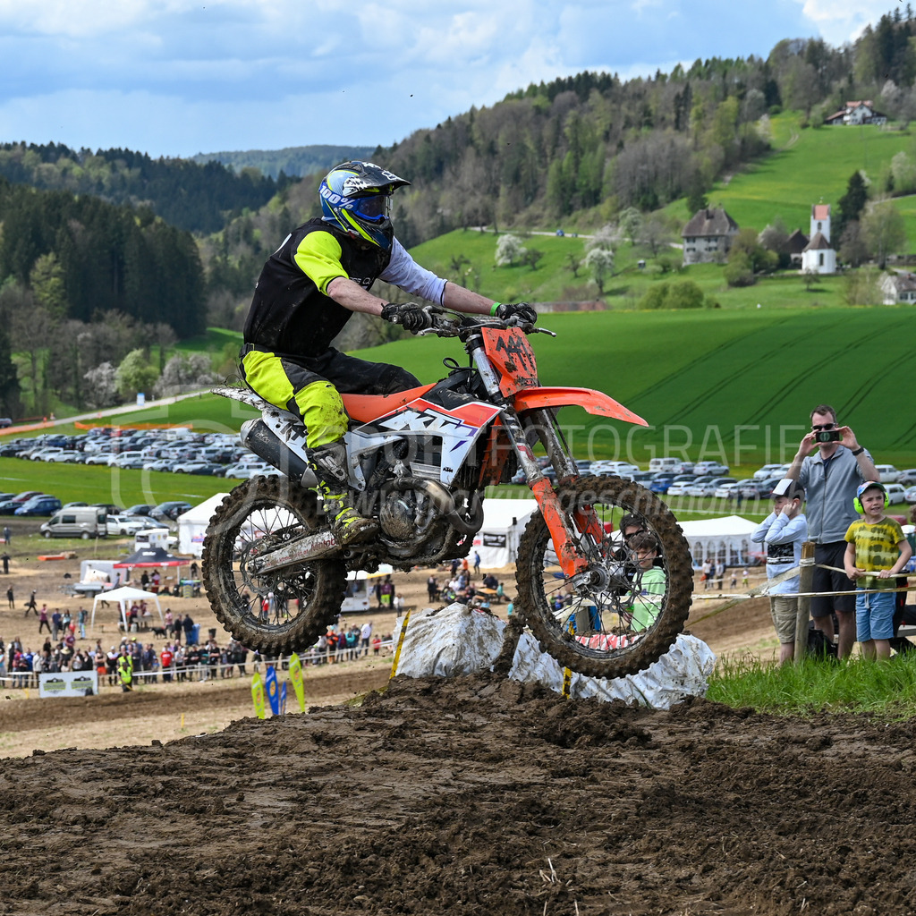 Motocross Schlatt bei Winterthur - 29. April 2023 | #141 Thoma Michael aus Hittnau (CH) auf KTM in der Kategorie Hobby Open am Motocross Schlatt bei Winterthur, 29. April 2023.
Instagram: @mx_schlatt | @mc_wila | @sam_schweiz
Bild: Sportfotografie Markus Aeschimann | www.markus-aeschimann.ch - Realisiert mit Pictrs.com