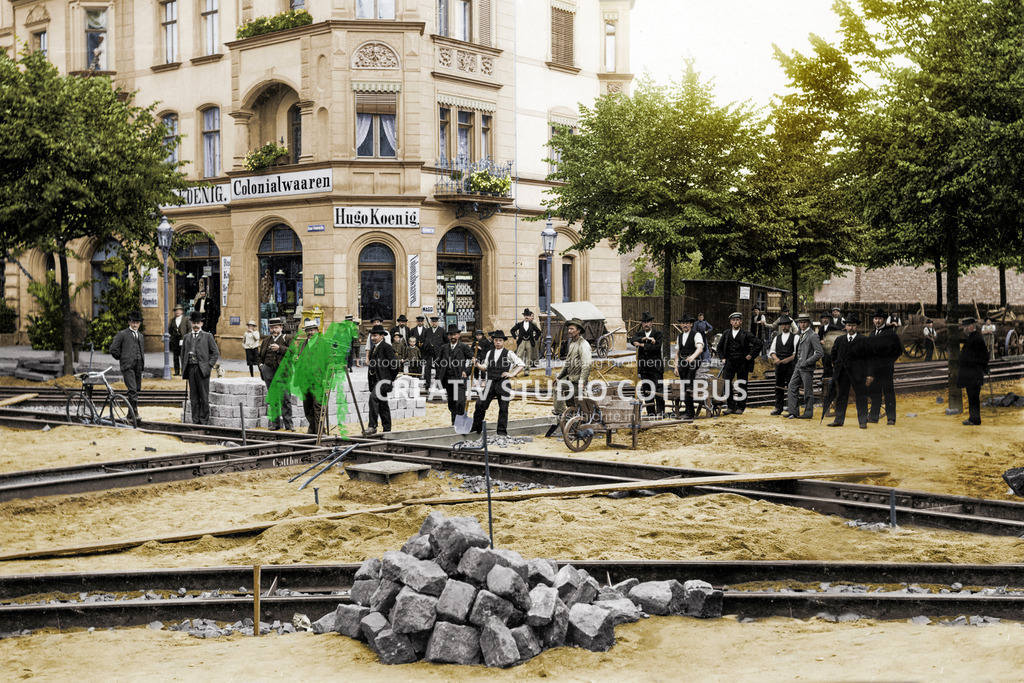 Bahnhofstraße, Ecke Karl-Liebknecht-Straße Bauarbeiten an der Straßenbahn 1902 | Cottbuser Ansichten im neuen Gewand. Alte Fotos von schwarz-weiß in Farbe. - Realisiert mit Pictrs.com