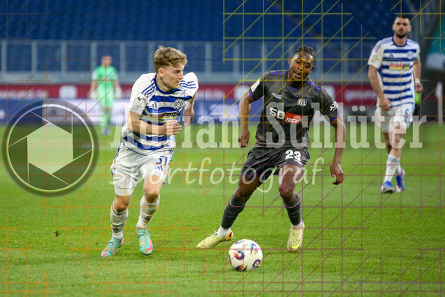 07.04.2026, GER, Fussball, Herren, 3. Liga, Saison 2025/2026, MSV Duisburg - VfL Osnabrück | Dominik Kother (MSV Duisburg) und Tony Rudy Lesueur (Osnabrück) im Kampf um den Ball 