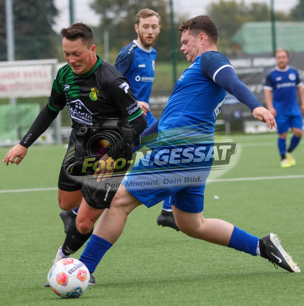 SC Enger - TuS Hücker-Aschen | Auf dem Bild zu sehen: schwarz SC Enger: Pascal Lebek ; blau TuS Hücker-Aschen: Marc Ebmeyer  SC Enger, TuS Hücker-Aschen, Saison 26/27, Kreisliga A, Enger, Deutschland - Realisiert mit Pictrs.com