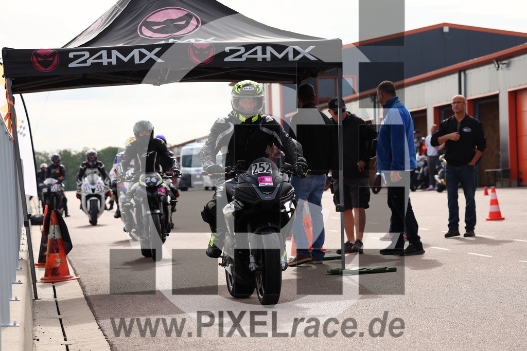 0252-20260606_00090 | Schöne Erinnerungen an spannende Momente - das festzuhalten ist unser Job. PIXELrace.de ist seit 2003 auf den Rennstrecken Europas unterwegs um die Action draußen beim Fahren und die wunderbare Stimmung imm Fahrerlager für euch einzufangen.