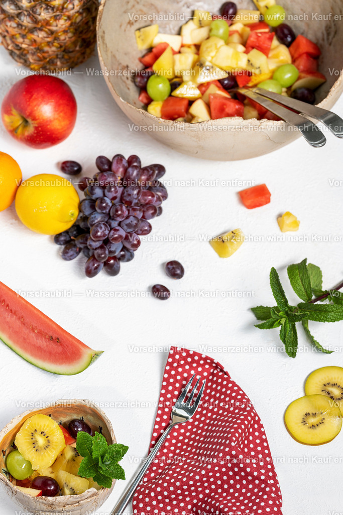 frisch zubereuteter Obstsalat in einer großen vinatge Schüssel und gefüllter Dessertschale | frisch zubereuteter Obstsalat in einer großen vinatge Schüssel und gefüllter Dessertschale. Mit Obst und Minze dekoriert. - Realisiert mit Pictrs.com
