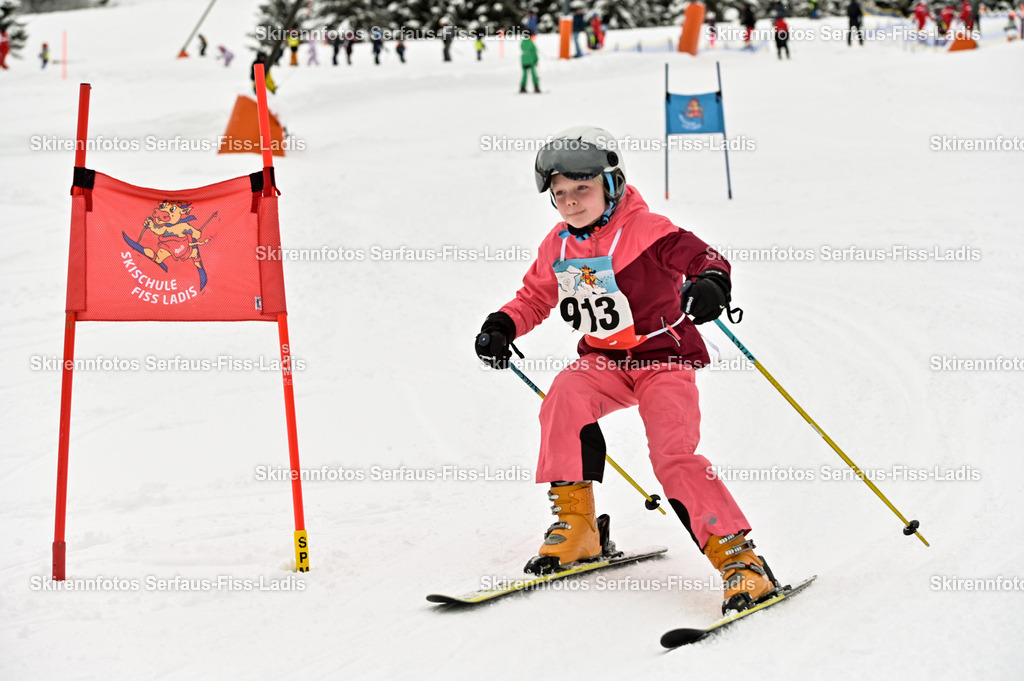 SRF_20.02.2026_1204 | Skirennfotos,Serfaus,Fiss,Ladis,Kinderskirennen,Winter,Tirol,Oberland,skirace,SFL,feelfree,weil wir's genießen,ski,Ski,skifahren,Sonnenplateau, - Realisiert mit Pictrs.com