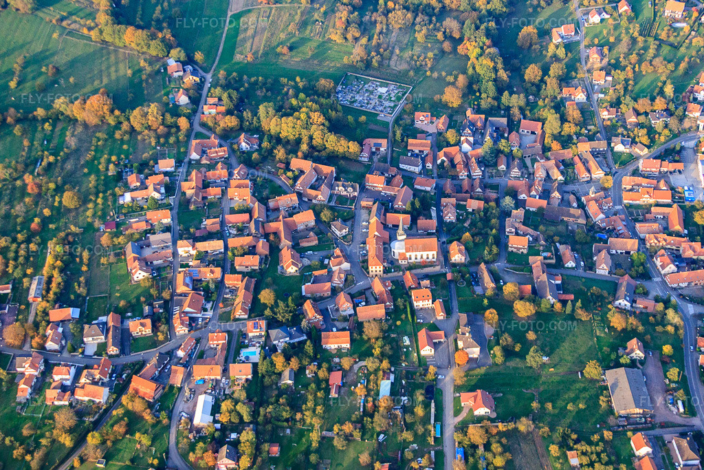 Aerial view: View of the town from the south in Lampertsloch in the state Bas-Rhin, France. – Photo: IMG_54233.jpg taken on 10/21/2012 by Werner Riehm/FLY-FOTO.com – Resolution of the original: 4653 x 3102 px