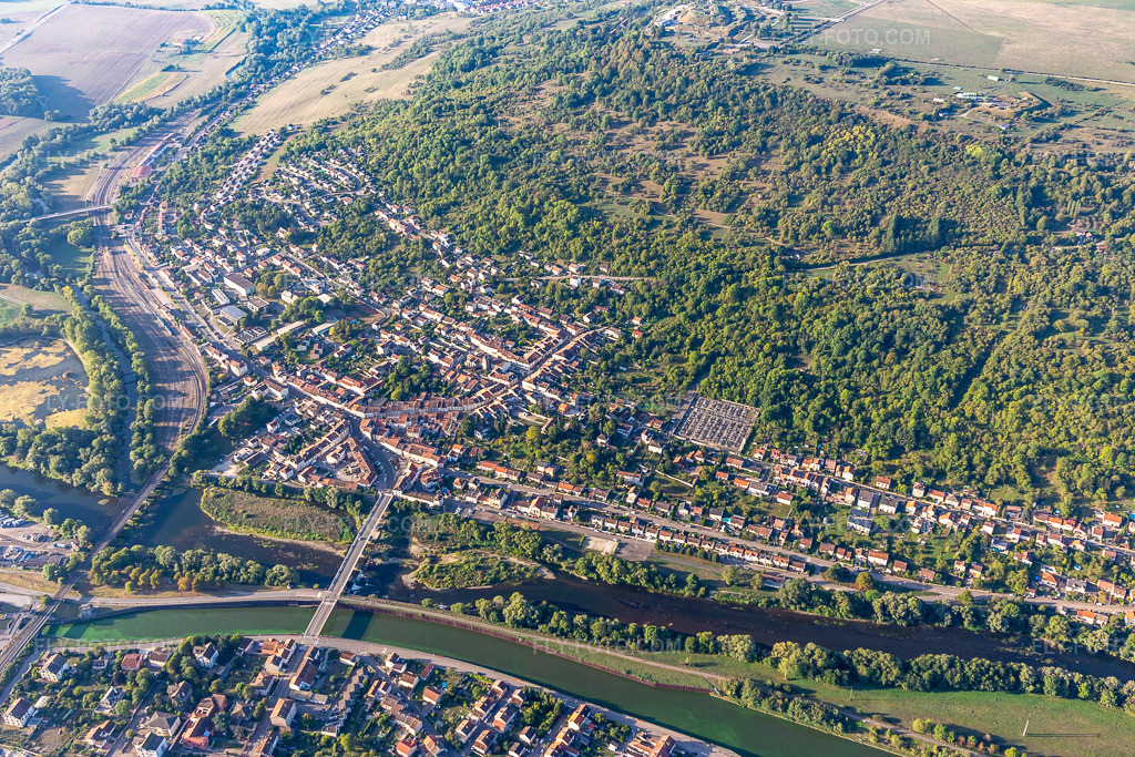Aerial view: View of the town in Pont-Saint-Vincent in the state Meurthe et Moselle, France. – Photo: IMG_117883.jpg taken on 09/14/2019 by Werner Riehm/FLY-FOTO.com – Resolution of the original: 5472 x 3648 px