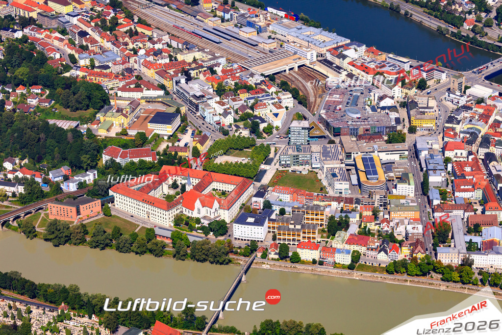 Die Luftaufnahme Altstadt - Passau wurde 2017 mittels Flugzeug (keine Drohne) erstellt. Perfekte Schärfe und Druck- Auflösung- Garantiert!