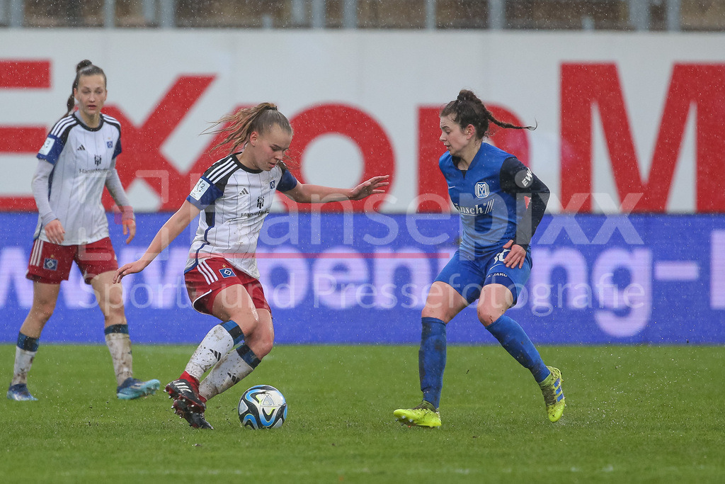 Fussball, 2. Frauen-Bundesliga, SV Meppen - Hamburger SV | v.li.: Svea Stoldt (Hamburger SV, 8) und Nina Kossen (SV Meppen, 10) im Zweikampf, Duell, Dynamik, Aktion, Action, Spielszene, DIE DFB-RICHTLINIEN UNTERSAGEN JEGLICHE NUTZUNG VON FOTOS ALS SEQUENZBILDER UND/ODER VIDEOÄHNLICHE FOTOSTRECKEN. DFB REGULATIONS PROHIBIT ANY USE OF PHOTOGRAPHS AS IMAGE SEQUENCES AND/OR QUASI-VIDEO.