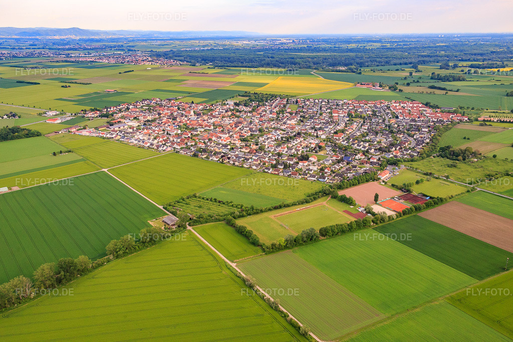 Luftbild: Ortsansicht von Nordwesten im Ortsteil Leeheim in Riedstadt im Bundesland Hessen in Deutschland. Foto: IMG_088460.jpg vom 17.05.2016 durch Werner Riehm/FLY-FOTO.de