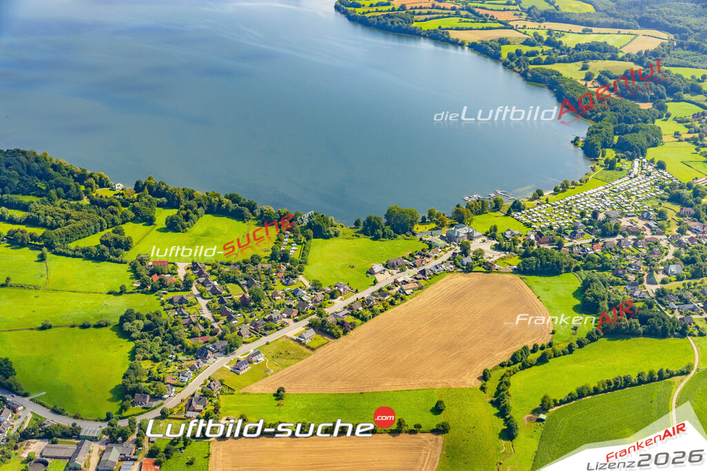 Klassische Luftaufnahme ohne Drohne zeigt:Dorfstraße bei Dersau - Die Luftbildaufnahme wurde 2025 vom UL-Flugzeug heraus erstellt ( keine Drohnenaufnahme ) - Hochauflösende Luftaufnahme -Nicht vergleichbar mit Google Maps oder Satelittenbilder- Die Geschenkidee !Mit Lizenz und Bildrechte bestellbar