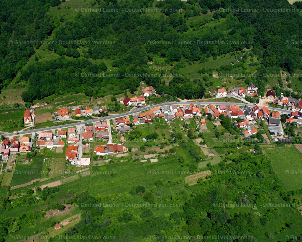 2634319 | BREHME 16.06.2006 Wald- Gebiete und Forstflächen umsäumen das Siedlungsgebiet des Dorfes an der Hauptstraße in Brehme im Bundesland Thüringen, Deutschland. // Village - view on the edge of forested areas on street Hauptstrasse in Brehme in the state Thuringia, Germany. Foto: Gerhard Launer