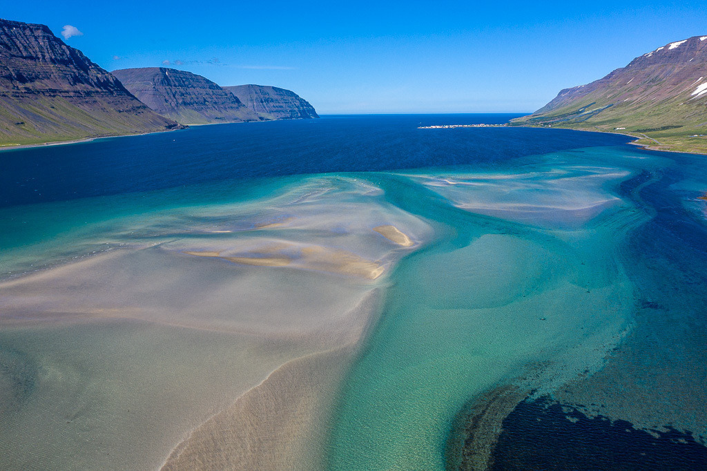 island-DJI_0859-02 | Önundarfjörður ist ein Fjord in den Westfjorden (Vestfirðir), einer Halbinsel im Nordwesten von Island. Nur aus der Vogelperspektive ist die ausgedehnte Sandbank im Inneren des Fjords zu erkennen, an dessen Nordufer der kleine Ort Flateyri liegt, hier im Hintergrund erkennbar. - Realisiert mit Pictrs.com