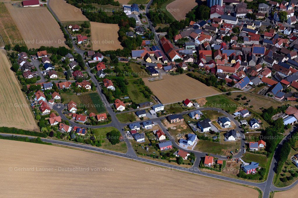 3650484 | BüTTHARD 13.09.2016 Landwirtschaftliche Nutzflächen und Feldgrenzen  umsäumen das Siedlungsgebiet des Dorfes in Bütthard im Bundesland Bayern, Deutschland // Agricultural land and field boundaries surround the settlement area of the village  in Bütthard in the state Bavaria, Germany Foto: Gerhard Launer