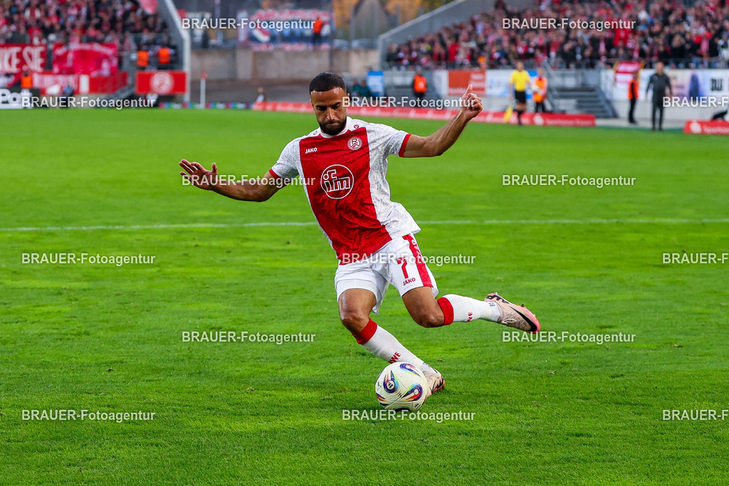 Rot-Weiss Essen - Viktoria Köln - 3.Liga | Essen, Deutschland, 18.10.2025 Ramien Safi  (Rot-Weiss Essen) Einzelaktion während des 3.Liga Spiels zwischen Rot-Weiss Essen- Viktoria Köln im Stadion an der Hafenstraße am 01.08.2025 in Essen. (Foto von Timo Bluhmki-Schmidt/ Brauer Fotoagentur