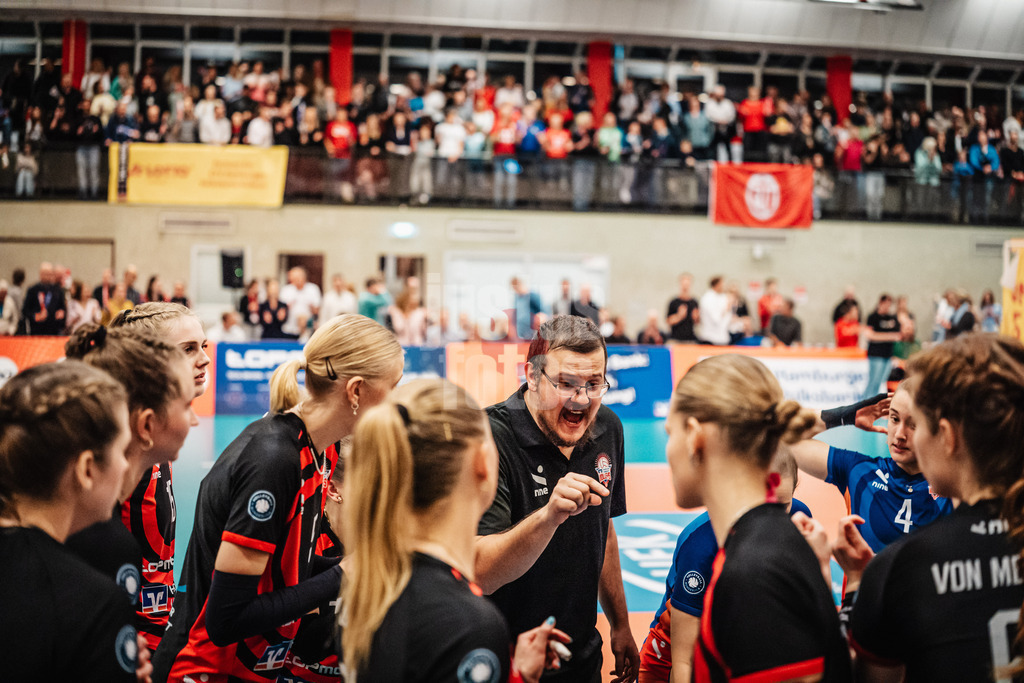 Volleyball | Frauen | Saison 2025/2026 | Volleyball Bundesliga | ETV Hamburger Volksbank Volleys vs. Ladies in Black Aachen | 29.10.2025 | Trainer Markus Friedrich (ETV Hamburger Volksbank Volleys) mit einer Ansprache ans Team vor dem Spiel