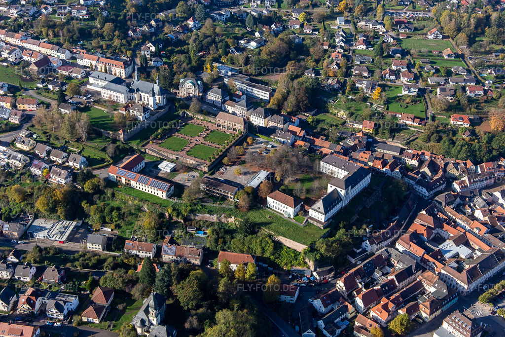Luftbild: St. Anna und St. Philipp (Schlosskirche), Orangerie und Barockschloß über der Stadt in Blieskastel im Bundesland Saarland in Deutschland. Foto: IMG_144000.jpg vom 27.10.2024 durch Werner Riehm/FLY-FOTO.de