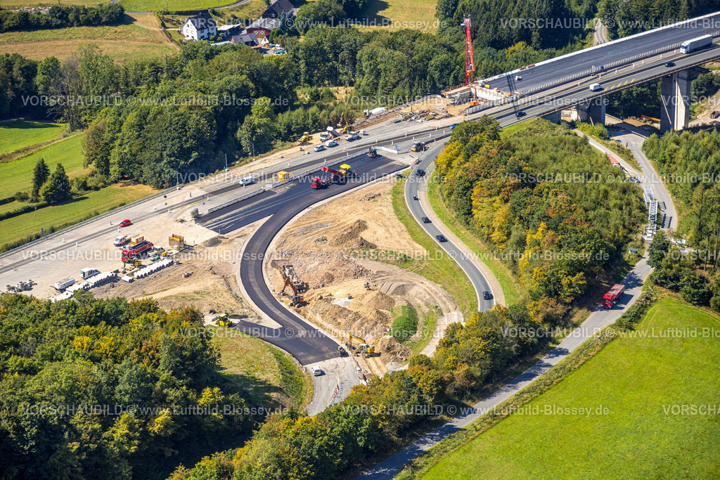 Luedenscheid250814209 | Luftbild, Großbaustelle an der Talbrücke Sterbecke der Autobahn A45, neuer Straßenbelag, Anschlussstelle Lüdenscheid-Nord, Heedfeld, Schalksmühle, Sauerland, Nordrhein-Westfalen, Deutschland