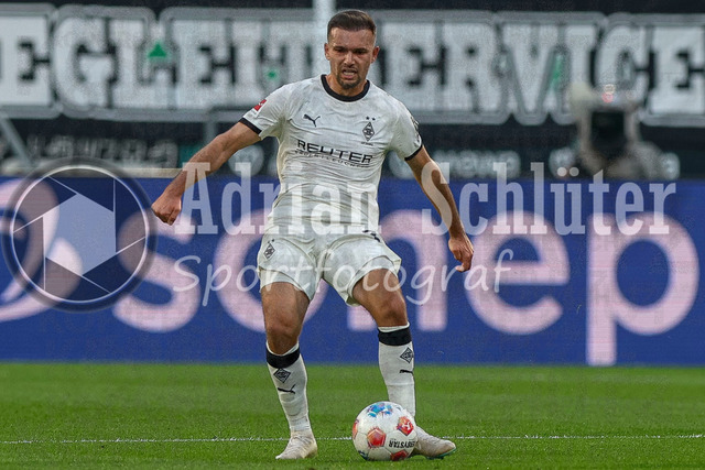 Borussia Mönchengladbach vs Eintracht Frankfurt - Bundesliga  | Mönchengladbach, Deutschland, 27.09.25:   Kevin Stöger (Borussia Mönchengladbach) in Aktion am Ball, Einzelaktion waehrend des Spiels der Bundesliga zwischen Borussia Mönchengladbach vs Eintracht Frankfurt im Stadion im Borussia Park(Foto von Brauer-Fotoagentur / Adrian Schlueter)