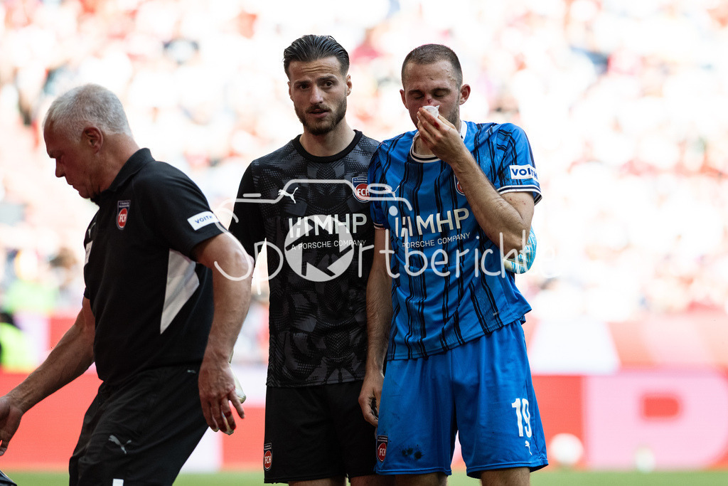 FC Bayern München - 1. FC Heidenheim | MUNICH, GERMANY - 02. MAI: im Bild Diant RAMAJ (1. FC Heidenheim 41) und der aus der Nase blutende Jonas FÖHRENBACH (1. FC Heidenheim 19) während dem Bundesligamatch zwischen dem FC Bayern München und dem 1. FC Heidenheim am 32. Spieltag in der Allianz Arena / DFL REGULATIONS PROHIBIT ANY USE OF PHOTOGRAPHS AS IMAGE SEQUENCES AND/OR QUASI-VIDEO