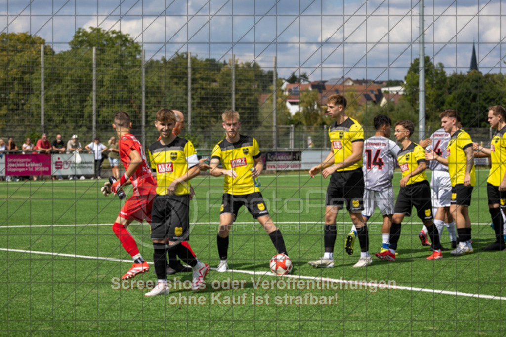 20250824_125853_0039 | #,1.FC Heiningen II (gelb) vs. 1.Göppinger SV III (weiß), Fußball, Kreisliga B7 - Bezirk Neckar/Fils, 01. Spieltag, Saison 2025/2026, Kunstrasenplatz Sportzentrum Heiningen, Krautgarten 1, 73092 Heiningen, 24.08.2025 - 13:00 Uhr,Foto: PhotoPeet-Sportfotografie/Peter Harich