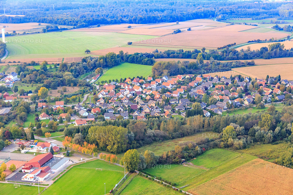 Vue aérienne: Rue Saint-Louis à Beinheim dans le département Bas Rhin, France.Photo: IMG_074452.jpg prise le 04/10/2014 par Werner Riehm/FLY-FOTO.euRésolution de l'original: 5472 x 3648 px