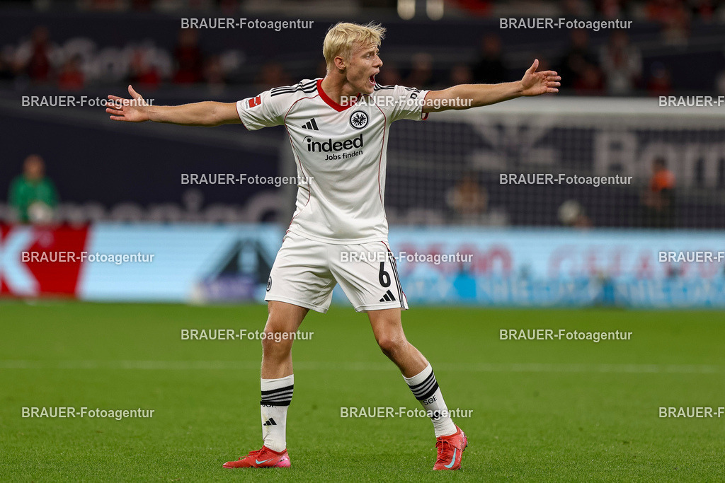 Bayer 04 Leverkusen vs Eintracht Frankfurt - Bundesliga  | Leverkusen, Deutschland, 12.09.25:   Oscar Hojlund (Eintracht Frankfurt) gestikuliert, Gestik waehrend des Spiels der Bundesliga zwischen  Bayer 04 Leverkusen vs Eintracht Frankfurt in der BayArena(Foto von Brauer-Fotoagentur / Adrian Schlueter)