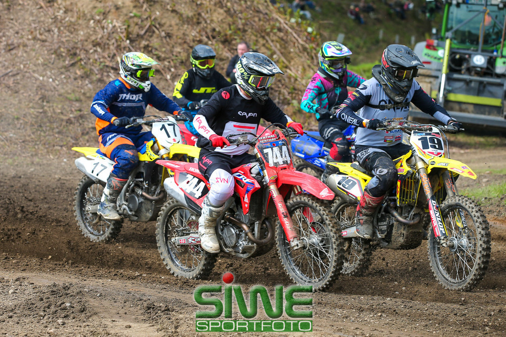 Motocross 1. Mai | Top-Sport beim 70. Motocross am Eyller Berg - Sidecar-Weltmeister am Start

Das 70. Motocross auf dem Eyller-Berg-Kurs bot den Motorsportfans zum Jubiläum ein hochkarätiges Sportprogramm. Der Motorclub Kamp-Lintfort hatte mit 3 Klassen ein volles Programm für den 1. Mai auf dem Plan. Die Rennen zur Europa offenen Deutschen Meisterschaft gab es gleich im im Doppelpack.
Als sportliches Highlight werden bei den Sidecars, wie die Seitenwagen international heißen, die besten deutschen Gespanne gegen internationale Topteams antreten.
In der Solodisziplin stehen die "Big Boys" der Open-DM am Start. - Realisiert mit Pictrs.com