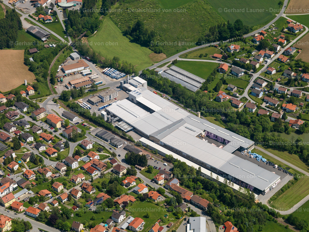 2724049 | RöHRNBACH 19.05.2007 Gebäude und Produktionshallen auf dem Fabrikgelände der Karl Bachl GmbH &amp; Co. KG in Röhrnbach im Bundesland Bayern, Deutschland. Weiterführende Informationen bei: Karl Bachl GmbH &amp; Co. KG. // Building and production halls on the premises of Karl Bachl GmbH &amp; Co. KG in Roehrnbach in the state Bavaria, Germany. Further information at: Karl Bachl GmbH &amp; Co. KG. Foto: Gerhard Launer