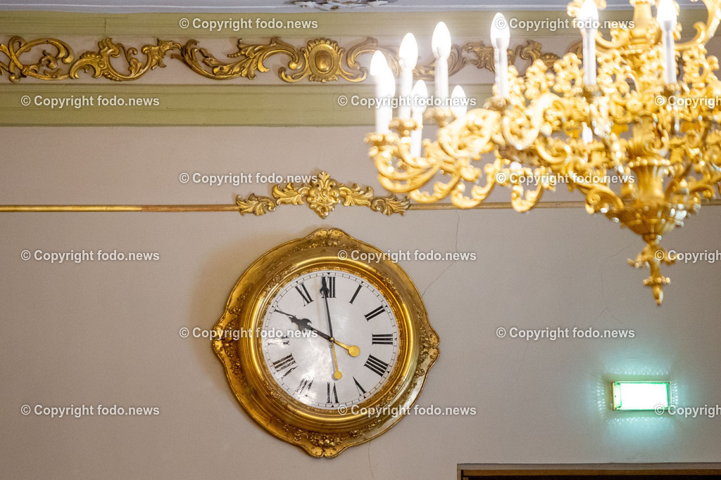 Landhaus Linz_ Promenade_ Landtagssitzung_ 03.04.2025-5 | 03.04.2025, Landhaus Linz AUT, Promenade, Landtagssitzung, im Bild Uhr, Kronleuchter im Landtagssitzungssaal des Land Oberoesterreich, Feature, Symbolbild