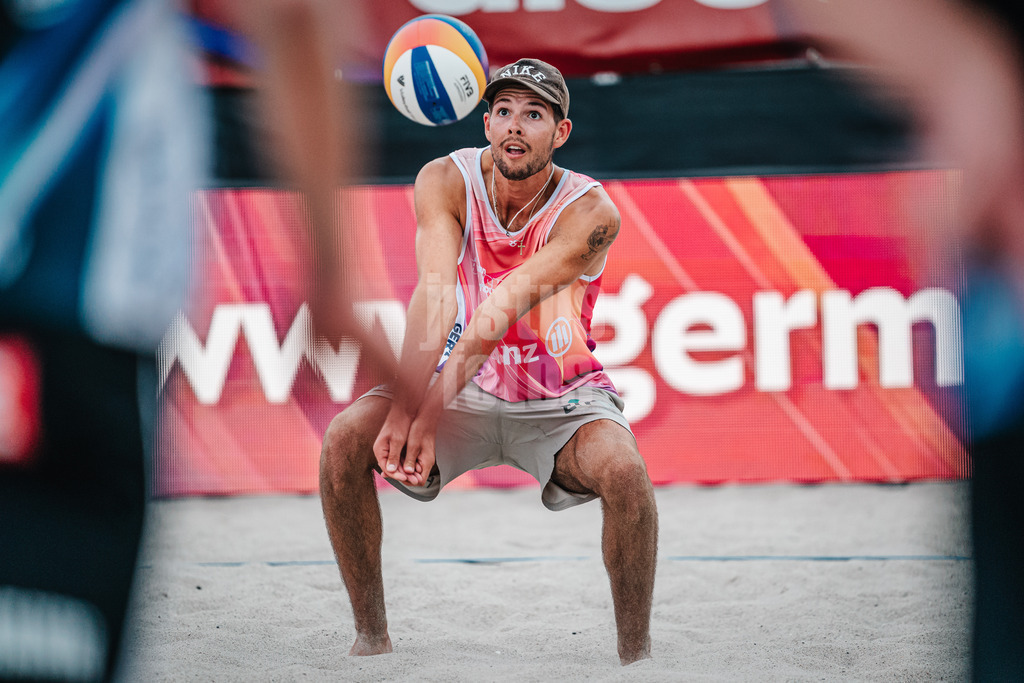 Beachvolleyball | Männer | Allianz German Beach Tour 2024 | Tourstop Kühlungsborn 2 | 15.08.2024 | Niklas Held nimmt den Ball an