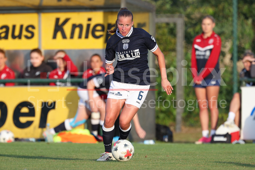 Fussball, Testspiel Frauen, SV Meppen - MSV Duisburg | Lilly Bartke (SV Meppen, 6) am Ball, Freisteller, Einzelbild, Ganzkörper, Aktion, Action, Spielszene