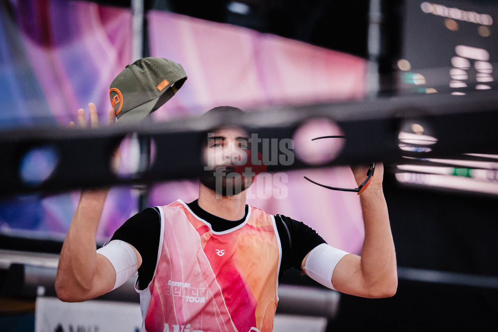 Beachvolleyball | Männer | Deutsche Meisterschaften 2025 Timmendorfer Strand | 05.09.2025 | Benedikt Sagstetter läuft in das Stadion ein