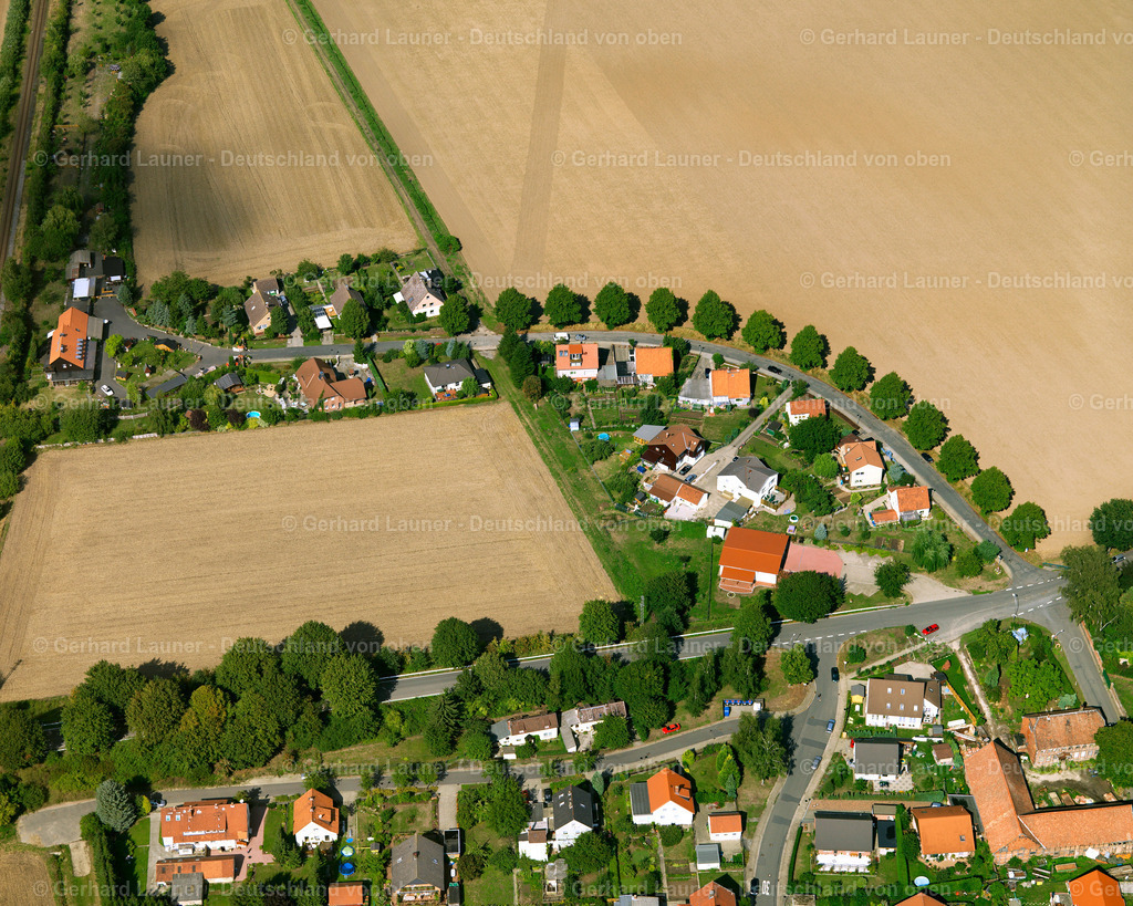 2638783 | BEINUM 23.08.2006 Landwirtschaftliche Nutzflächen und Feldgrenzen  umsäumen das Siedlungsgebiet des Dorfes in Beinum im Bundesland Niedersachsen, Deutschland // Agricultural land and field boundaries surround the settlement area of the village  in Beinum in the state Lower Saxony, Germany Foto: Gerhard Launer
