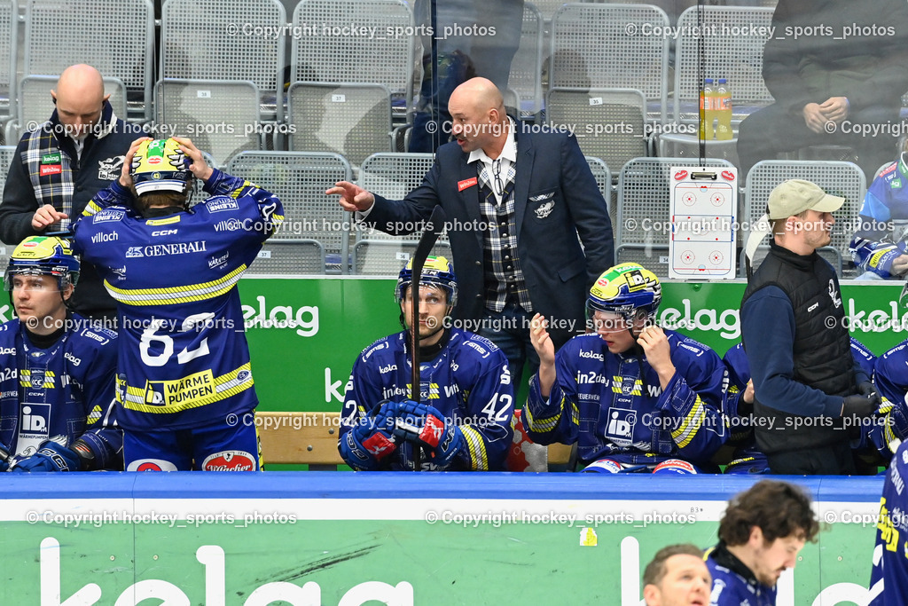 EC IDM WÄRMEPUMPEN VSV vs. Steinbach Black Wings Linz | Spielerbank EC VSV, Herbert Hohenberger Sportdirektor EC VSV, Patrick Machreich Goaltending Coach EC VSV, EC IDM WÄRMEPUMPEN VSV vs. Steinbach Black Wings Linz, EC IDM WÄRMEPUMPEN VSV vs. Steinbach Black Wings Linz am 28.11.2025 in Villach (Stadthalle Villach), Austria, (Photo by Bernd Stefan)