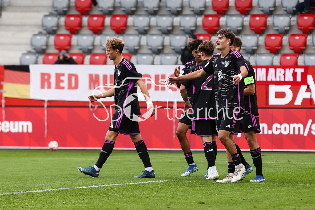 FC Bayern Muenchen U19 - 1. FC Kaiserslautern U19 | Jubel nach dem Treffer zum 1-0 durch Javier FERNANDEZ GONZALEZ (FCB #8) / Freude / tor / Torschuezte