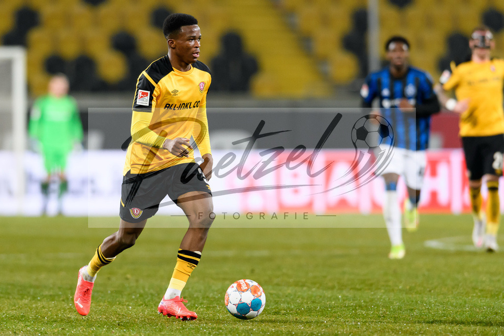 SGDHSV20220114_130 | Fussball, Herren: Michael Akoto (SG Dynamo Dresden) in Aktion, am Ball, Einzelaktion bei dem Spiel der 2. Bundesliga zwischen SG Dynamo Dresden und Hamburger SV im Rudolf-Harbig-Stadion am 14.01.2022 in Dresden, Deutschland.DFB / DFL REGULATIONS PROHIBIT ANY USE OF PHOTOGRAPHS AS IMAGE SEQUENCES AND/OR QUASI-VIDEO. - Realisiert mit Pictrs.com