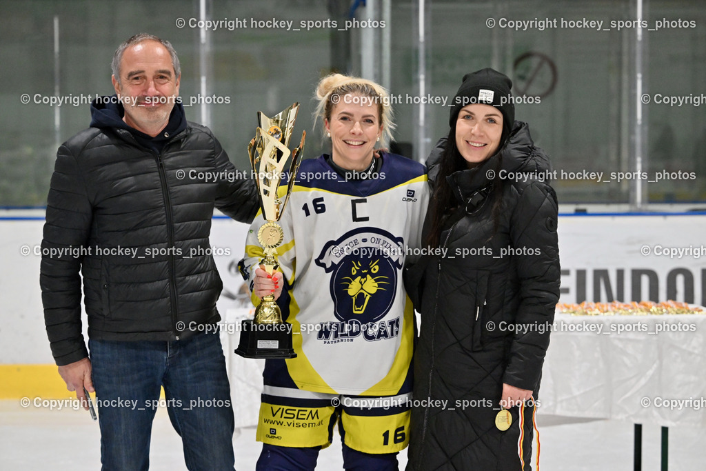 WILDCATS PATERNION & Lady Hawks Siegerehrung-Meisterfeier | KEHV-Wettspielreferent Michael Baumer, #16 Anton Sandra WILDCATS PATERNION, KEHV-Damenreferentin Sabine Huber, Pokalübergabe, WILDCATS PATERNION &amp; Lady Hawks Siegerehrung-Meisterfeier, WILDCATS PATERNION &amp; Lady Hawks Siegerehrung-Meisterfeier am 12.03.2025 in Steindorf (Ossiachersee Halle), Austria, (Photo by Bernd Stefan)