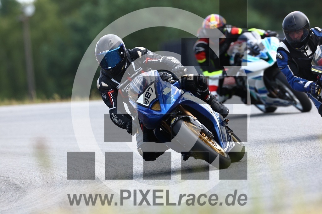 0987-20240803_04136 | Schöne Erinnerungen an spannende Momente - das festzuhalten ist unser Job. PIXELrace.de ist seit 2003 auf den Rennstrecken Europas unterwegs um die Action draußen beim Fahren und die wunderbare Stimmung imm Fahrerlager für euch einzufangen.