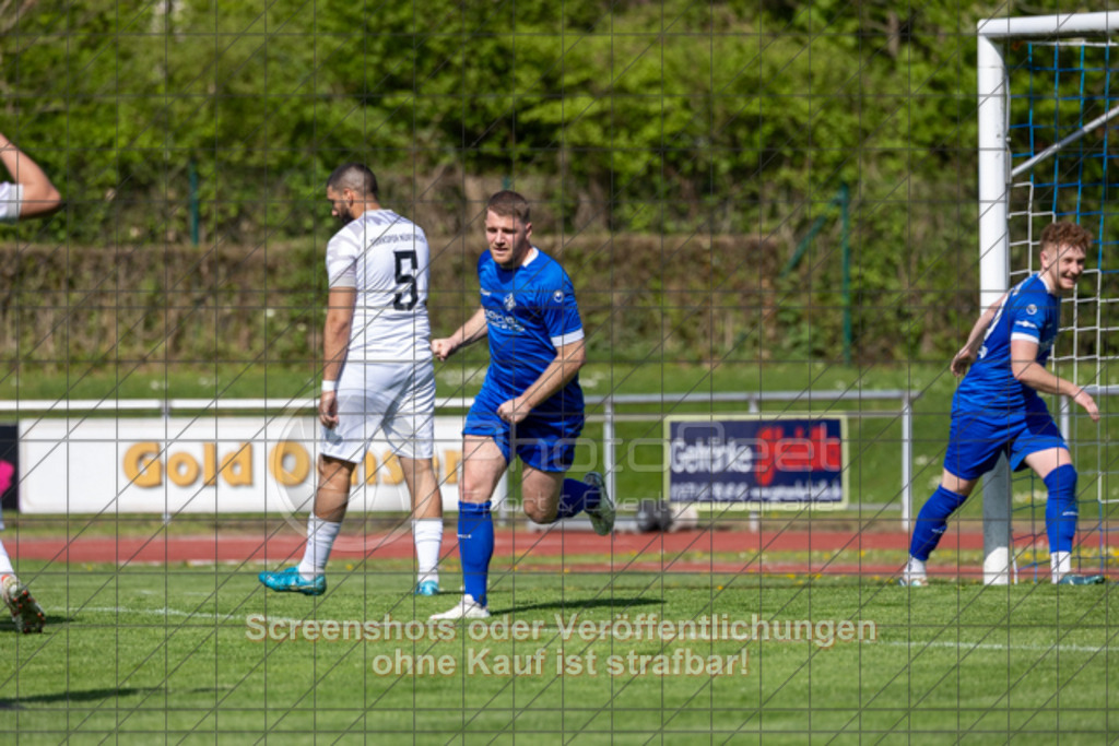 20250419_160039_0268 | #,1.FC Eislingen (blau) vs. Türksport Nürtingen (weiß), Fußball, Bezirksliga - Bezirk Neckar/Fils, 23. Spieltag, Saison 2024/2025, Rasenplatz, Eichbachstation, Haldenstraße 45, 73054 Eislingen, 19.04.2025 - 15:30 Uhr,Foto: PhotoPeet-Sportfotografie/Peter Harich