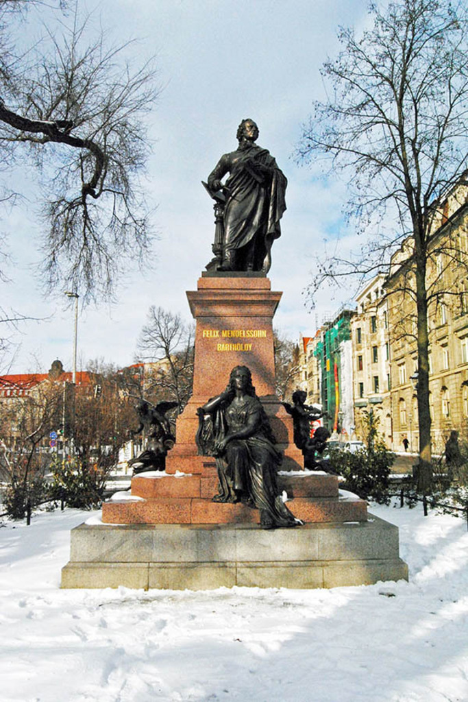 Foto: Leipzig - Mendelssohn-Denkmal im Winter 2010 | Das Team hinter BILDLEXIKON LEIPZIG bündelt historische wie aktuelle Informationen über die Stadt Leipzig in Text und Bild auf einer Plattform und stellt diese der interessierten Öffentlichkeit zur Verfügung.