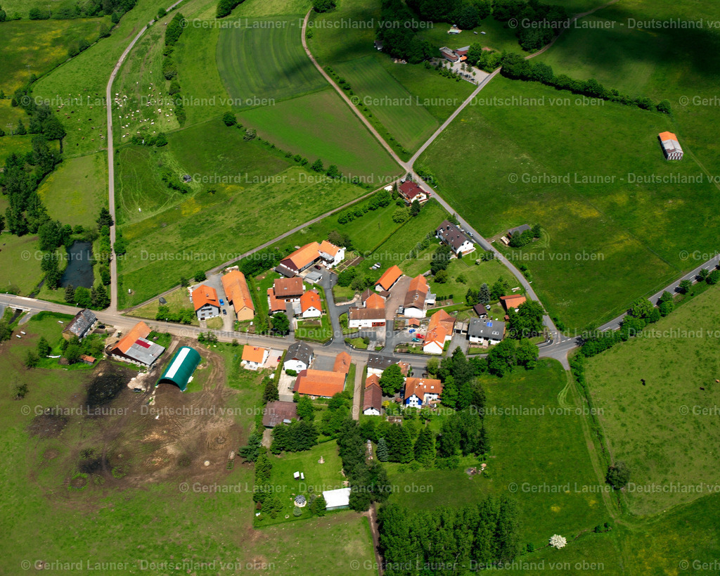 2615349 | SALZ 09.06.2006 Landwirtschaftliche Nutzflächen und Feldgrenzen  umsäumen das Siedlungsgebiet des Dorfes in Salz im Bundesland Hessen, Deutschland // Agricultural land and field boundaries surround the settlement area of the village  in Salz in the state Hesse, Germany Foto: Gerhard Launer