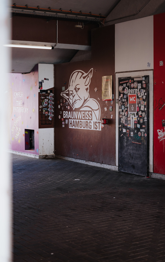 FCS05490 | Der offizielle Shop für FC St. Pauli Fotos. Wähle aus Spielszenen & Fanmomenten dein FCSP Wunschformat. Wir liefern Millerntor-Atmosphäre.