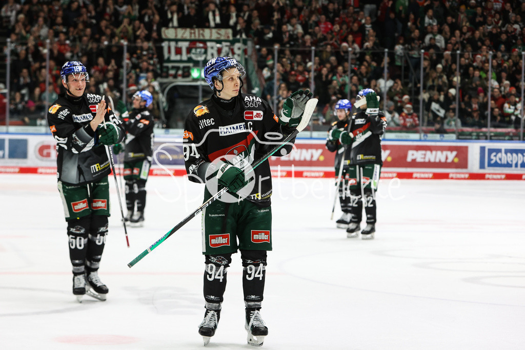 Augsburger Panther - Kölner Haie  | Anrei Hakulinen (AEV #94) laesst sich nach seinem Hattrick gegen Koeln von den Fans feiern