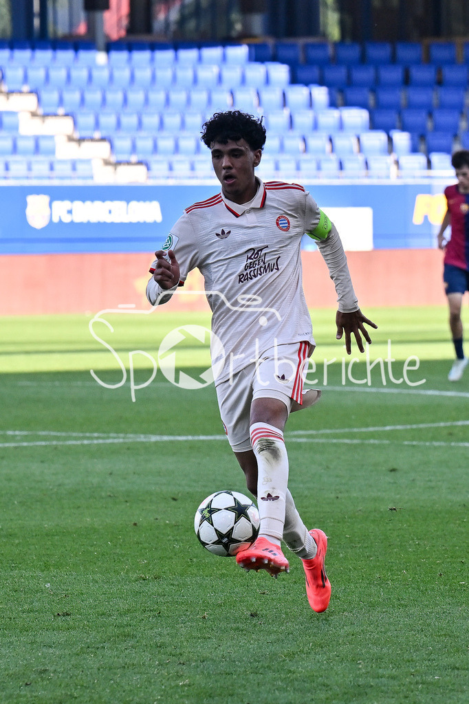 FC Barcelona U19 - FC Bayern München U19 | am Ball Adam AZNOU (FCB #3) / Einzelfoto / Freisteller / UEFA Youth League: FC Barcelona U19 - FC Bayern München U19, Estadi Johan Cruyff am am 23.10.2024