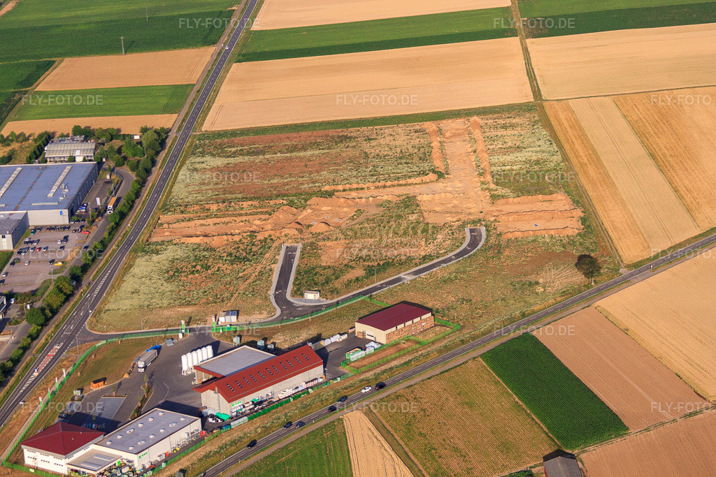 Luftbild: Archäologische Grabung am neuen Gewerbepark W II in Herxheim bei Landau im Bundesland Rheinland-Pfalz in Deutschland. Foto: IMG_69745.jpg vom 04.07.2014 durch Werner Riehm/FLY-FOTO.de