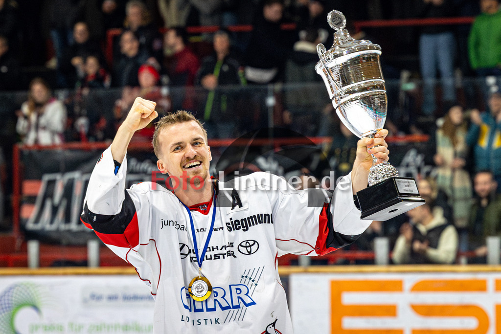 Spiel 3 Finale TSV Peißenberg Miners vs EHC Königsbrunn | Eishockey Bayernliga Playoffs 2023/2024, Spiel 3 Finale TSV Peißenberg Miners vs EHC Königsbrunn, 20240328,
Bayerischer Meister 2024 Simon BESLIC (EHC 3) jubelt mit Pokal,
2024-03-28 in Peißenberg (Eisstadion)
3 Simon BESLIC (EHC 3)
Copyright: WolfgangxLindner foto-lindner.de