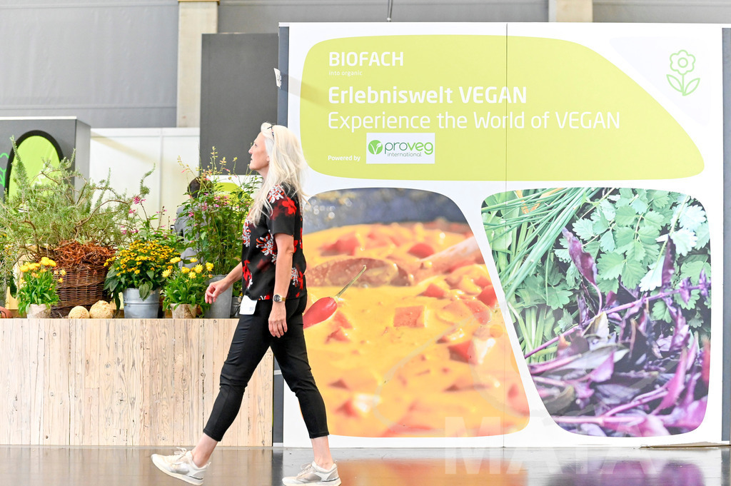 _DWI4064 | Das Herz der internationalen Bio-Branche schlug vom 26.–29.07.2022 für vier Tage in Nürnberg. Die BIOFACH, Weltleitmesse für Bio-Lebensmittel, und die VIVANESS, Internationale Fachmesse für Naturkosmetik, meldet sich mit der einmaligen „Summer Edition“ zurück. Groß war die Wiedersehensfreude der über 24.000 Fachbesucher aus 137 Ländern. Im Fokus: Der persönliche Austausch, Networking und vertiefte Gespräche zu den Themen der Zeit. Aber auch: Neuheiten und Trends entdecken und eintauchen mit allen Sinnen in die Produktvielfalt der 2.276 Aussteller aus 94 Ländern. Nürnberg, 29.07.2022 - Realisiert mit Pictrs.com