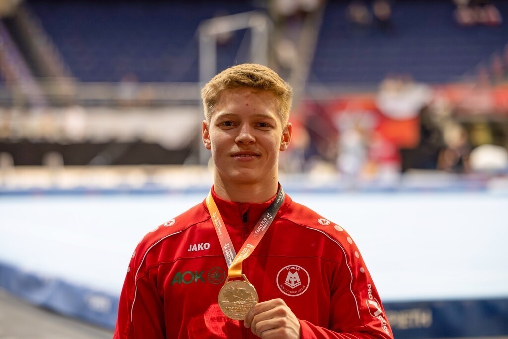 DM Finals 2026; Gerätfinals Männer Reck | DM Finals 2026; Gerätfinals Männer Reck***Der neue deutsche Meister Gabriel Eichhorn zeigt seine Goldmedaille - Realisiert mit Pictrs.com